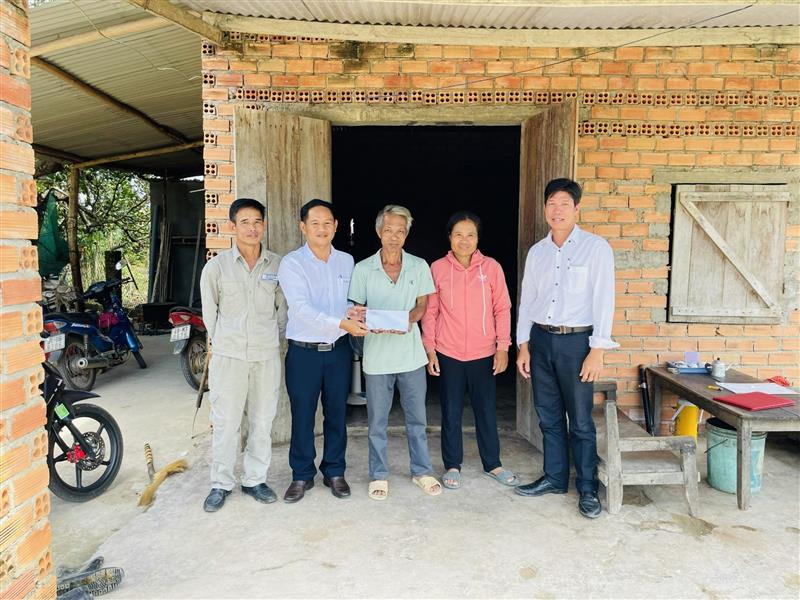 Điện lực Đạ Tẻh hỗ trợ sinh kế cho hộ cận nghèo tại xã Đạ Kho