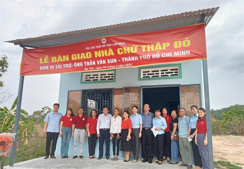 Hội Chữ thập đỏ huyện cùng mạnh thường quân trao căn nhà cho hộ gia đình chị Phạm Thị Thùy Oanh, thôn Lộc Hòa, xã Đạ Lây