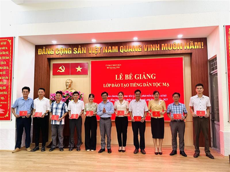 Đồng chí Đinh Viết Bảo - Phó Chủ tịch UBND huyện Đạ Tẻh trao chứng chỉ cho các học viên