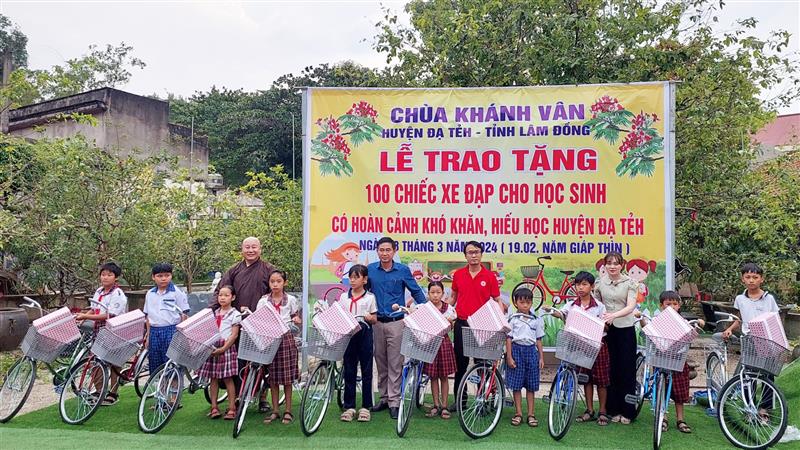 Đại diện Ban Tổ chức trao xe đạp cho các em học sinh