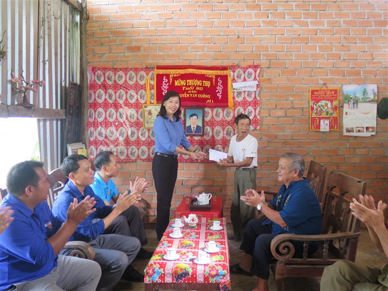 Bà Nguyễn Thị Hồng Lạc - PCT UBMTTQ VN huyện trao số tiền 50 triệu đồng cho gia đình ông Cuông Bà Nguyễn Thị Hồng Lạc - PCT UBMTTQ VN huyện trao số tiền 50 triệu đồng cho gia đình ông Cuông