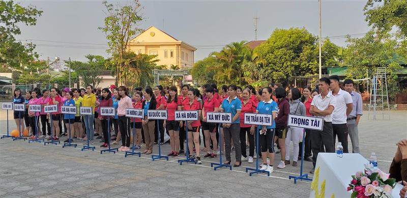 Chị em tham gia giải bóng chuyền hơi nhân kỷ niệm ngày 8 tháng 3 Chị em tham gia giải bóng chuyền hơi nhân kỷ niệm ngày 8 tháng 3