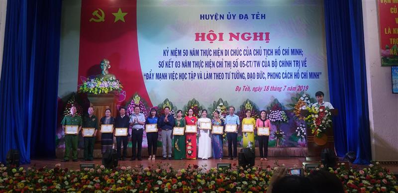 Chị Hoàng Thị Nhâm nhận giấy khen của Huyện ủy trong việc học tập và làm theo tư tưởng, đạo đức, phong cách Hồ Chí Minh năm 2019
