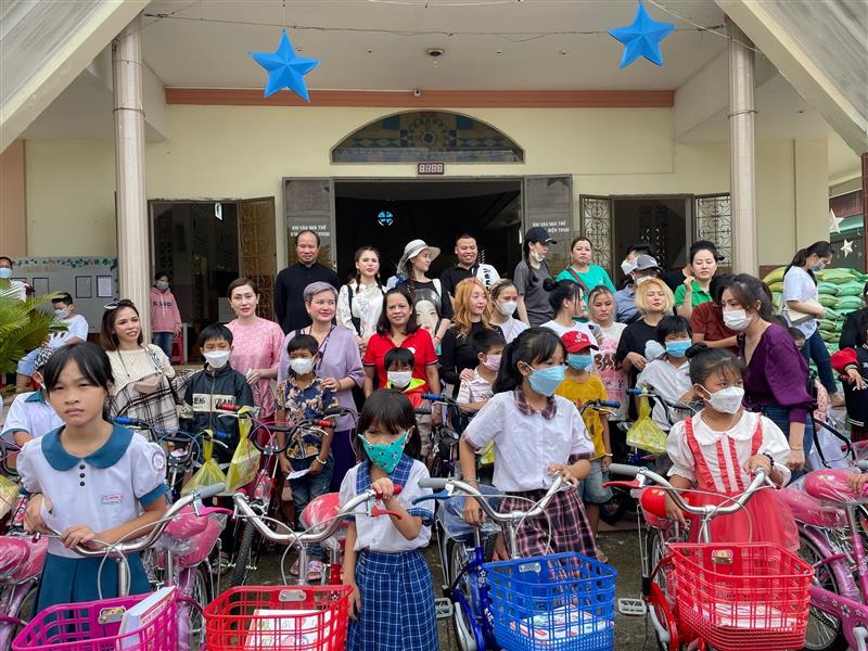 Bà Phan Thị Hồng Loan (áo đỏ) - Chủ tịch Hội Chữ thập đỏ huyện Đạ Tẻh cùng với các thành viên trong nhón thiện nguyện trao xe đạp cho các cháu học sinh