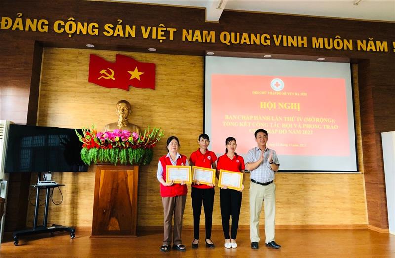 Đ/c Phan Đức Thái, Phó Bí thư Thường trực Huyện ủy trao giấy khen cho các tập thể có nhiều thành tích trong công tác chữ thập đỏ năm 2022