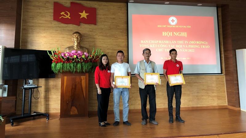 Đ/c Phan Thị Hồng Loan, Chủ tịch Hội Chữ thập đỏ huyện Đạ Tẻh trao giấy khen cho các cá nhân có nhiều thành tích trong công tác  chữ thập đỏ năm 2022