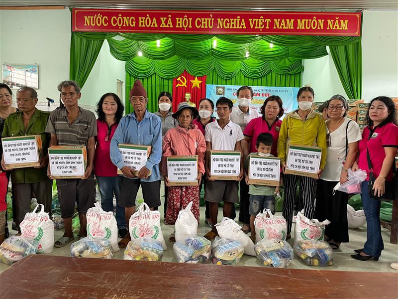 Các anh, chị Chi hội Tâm Đức (Bình Thuận) trao quà cho các hộ dân tại thôn Đạ Nhar, xã Quốc Oai
