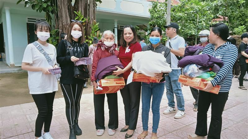 Bà Phan Thị Hồng Loan - Chủ tịch Hội Chữ thập đỏ huyện Đạ Tẻh trao quà cho các hộ nghèo, khó khăn