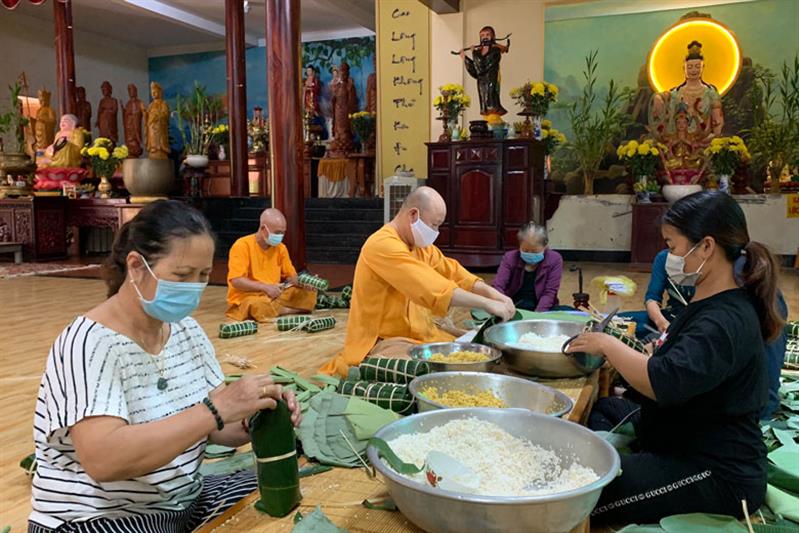 Tăng, Ni, Phật tử Chùa Khánh Vân (huyện Đạ Tẻh) gói bánh tặng công nhân khó khăn tại vùng dịch Tăng, Ni, Phật tử Chùa Khánh Vân (huyện Đạ Tẻh) gói bánh tặng công nhân khó khăn tại vùng dịch
