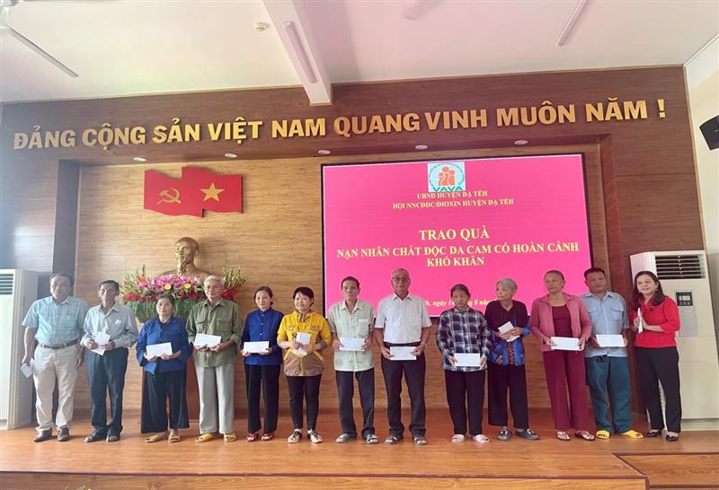 Bà Phan Thị Hồng Loan (áo đỏ), Chủ tịch Hội CTĐ - Chủ tịch Hội NNCĐC huyện trao quà cho nạn nhân chất độc da cam