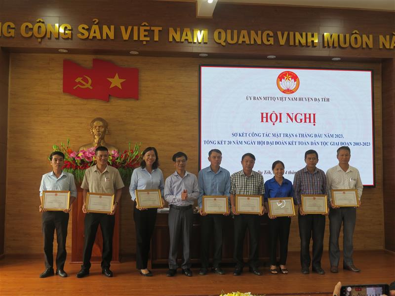 Đc Đinh Viết Bảo - Phó Chủ tịch UBND huyện tặng Giấy khen cho đại diện các tập thể cá nhân được khen thưởng