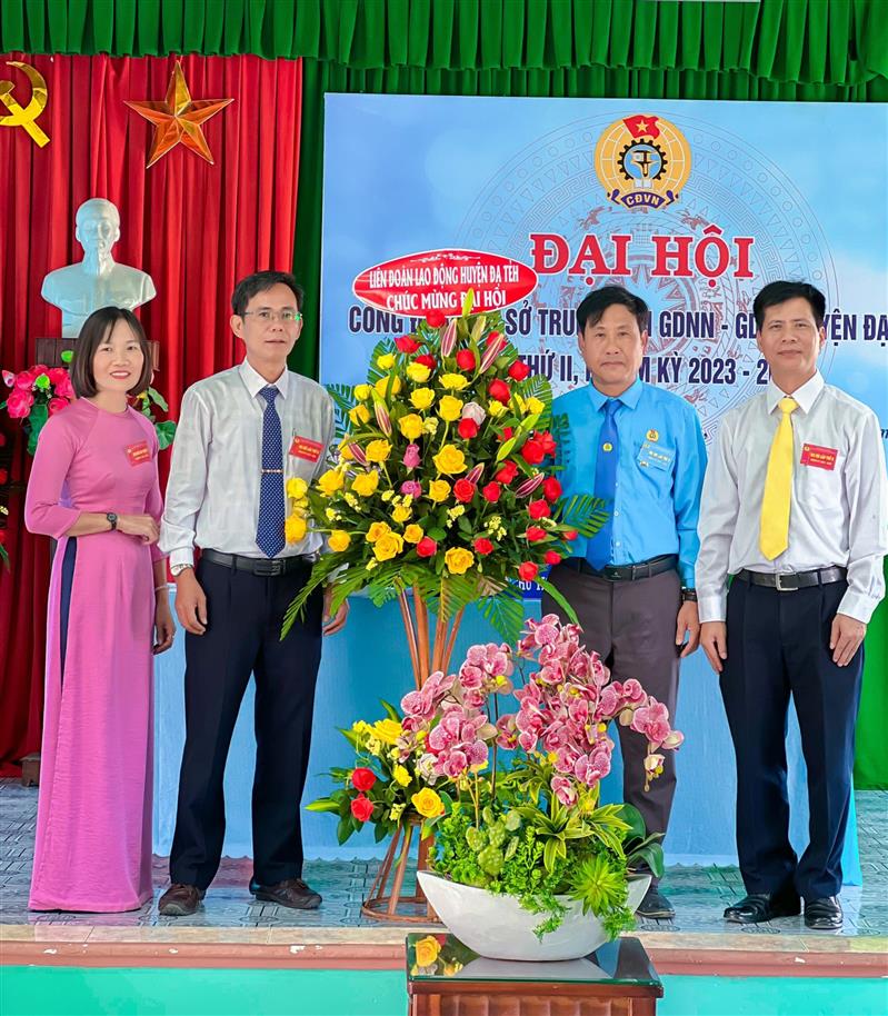 Đồng chí Trương Quang Lang - Chủ tịch LĐLĐ huyện tặng hoa chúc mừng đại hội