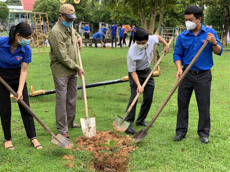 Đ/c Nguyễn Mạnh Việt – Quyền Bí Thư Huyện ủy trồng cây lưu niệm tại Công viên cây xanh huyện