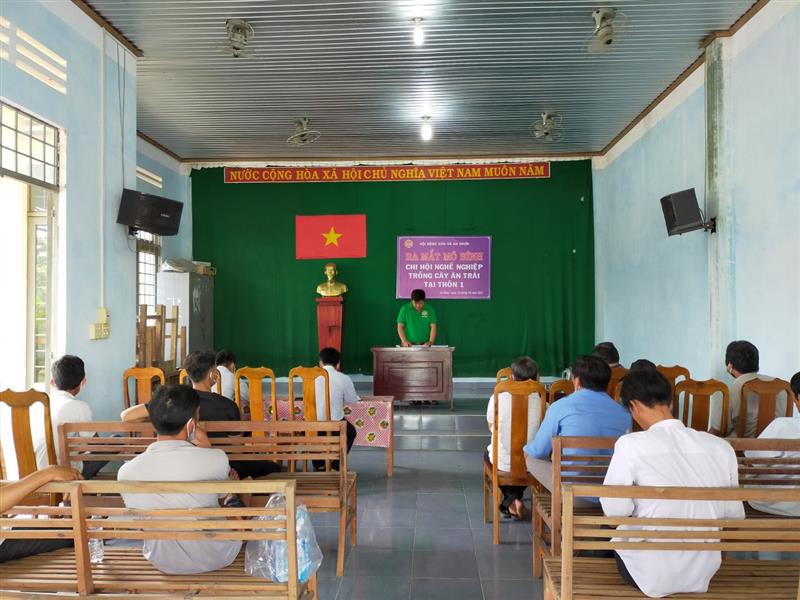Đồng chí Hoàng Anh Tuấn - Chủ tịch Hội Nông dân xã thông qua quyết định thành lập Đồng chí Hoàng Anh Tuấn - Chủ tịch Hội Nông dân xã thông qua quyết định thành lập