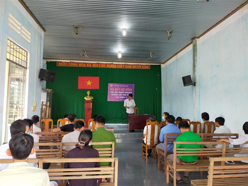 Đồng chí Trần Văn Dân- Chi hội trưởng chi hội nghề nghiệp thông qua Quy chế hoạt động của chi hội Đồng chí Trần Văn Dân- Chi hội trưởng chi hội nghề nghiệp thông qua Quy chế hoạt động của chi hội