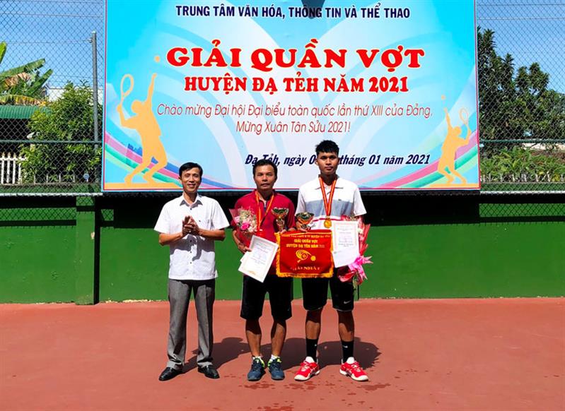 Ban tổ chức trao giải Nhất kèm cúp vô địch cho cặp đôi Vũ Văn Hùng - Đặng Sỹ Trọng (huyện Đạ Tẻh)