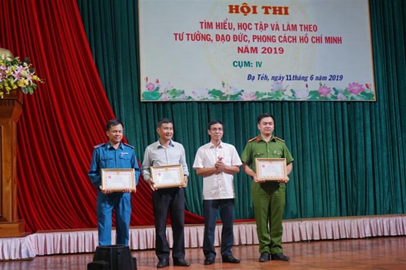Đồng chí Nguyễn Mạnh Việt - Phó Bí thư huyện ủy trao giải cho các đội