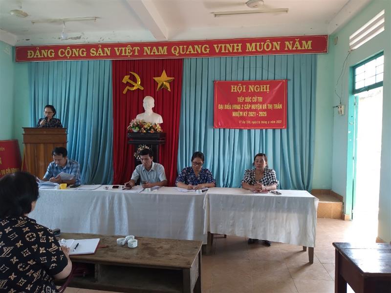 Bà Phan Thị Thủy HUV, Trưởng phòng GDDT huyện, thay mặt tổ đại biểu HĐND huyện báo cáo tình hình kinh tế xã hội trước cử tri