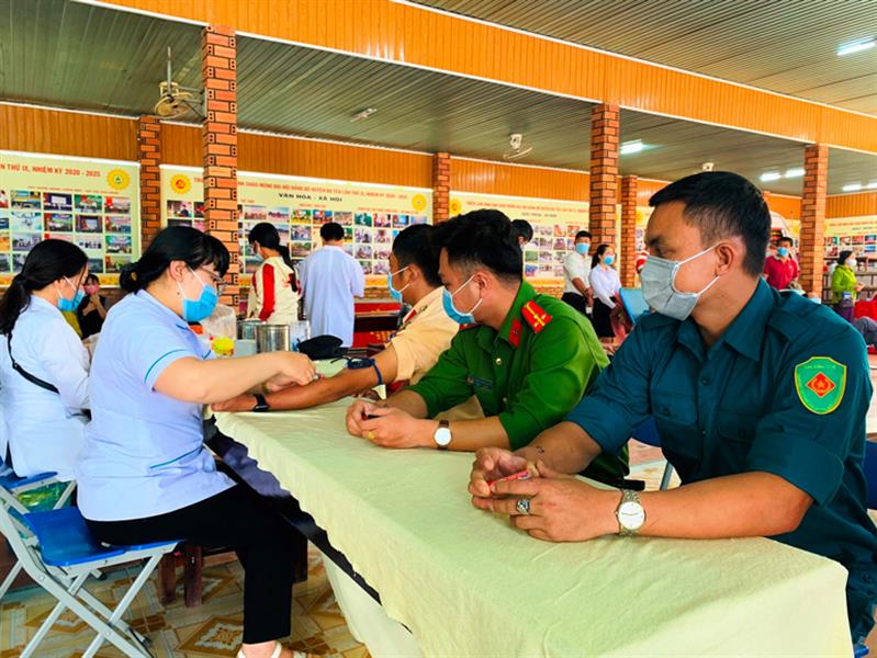 Lực lượng vũ trang huyện Đạ Tẻh tham gia hiến máu tại Lễ hội Xuân Hồng