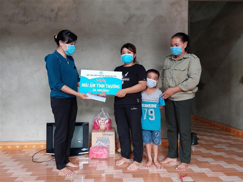 Bà Nguyễn Thị Tiếng Thơ, HUV, Chủ tịch Hội LHPN huyện trao tiền hỗ trợ làm nhà mái ấm tình thương