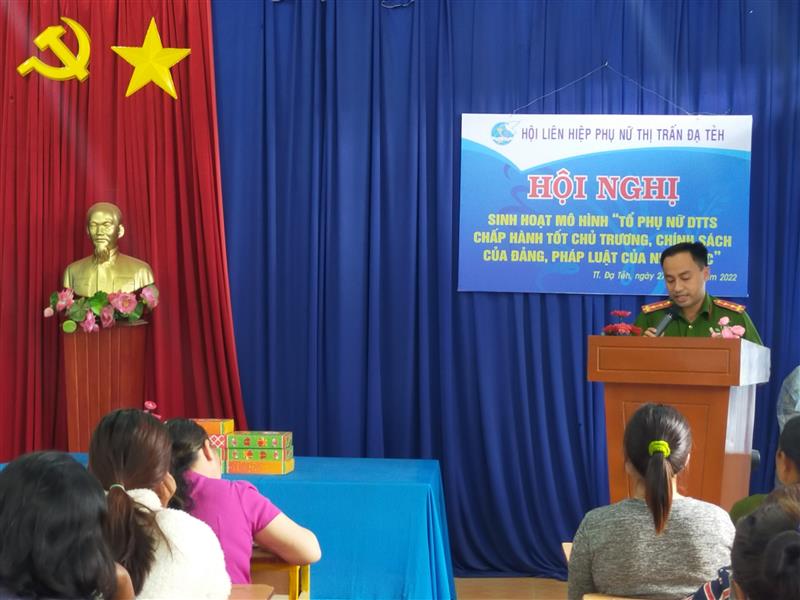 Đồng chí Mai Văn Long – Phó Trưởng công an Thị trấn Đạ Tẻh thông tin tuyên truyền