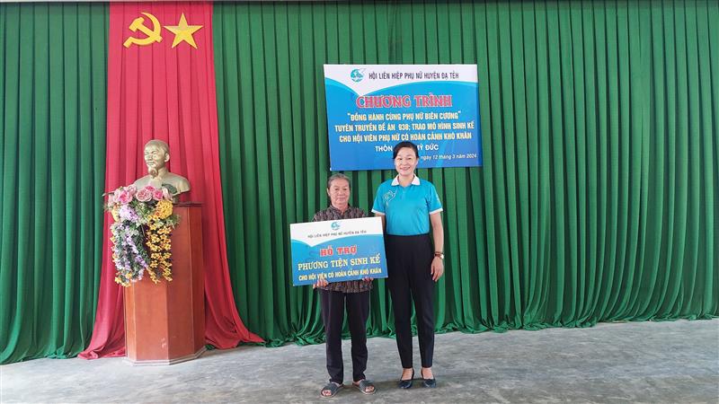 Lãnh đạo Hội LHPN huyện Đạ Tẻh trao phương tiện sinh kế cho hội viên có hoàn cảnh khó khăn