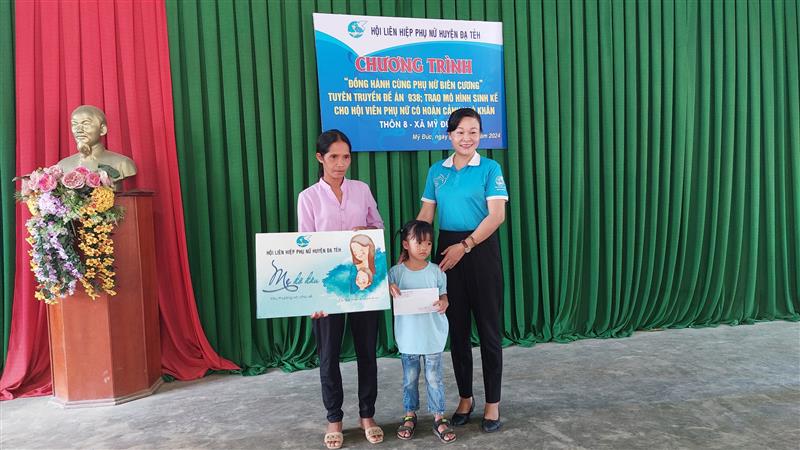 Lãnh đạo Hội LHPN huyện Đạ Tẻh tặng quà cho trẻ mồ côi