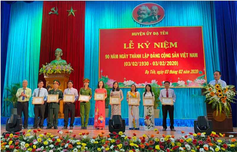Trao giấy khen cho các cá nhân có thành tích xuất sắc trong tham gia cuộc thi viết “Tìm hiểu 90 năm lịch sử vẻ vang của Đảng Cộng sản Việt Nam”
