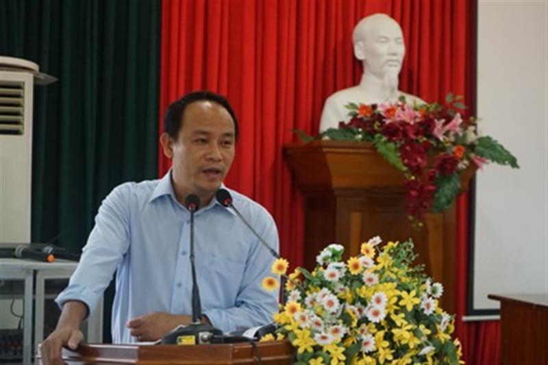 Đồng chí Hồ Quốc Phong, Trưởng Ban Tuyên giáo Huyện ủy truyền đạt nội dung cho các học viên