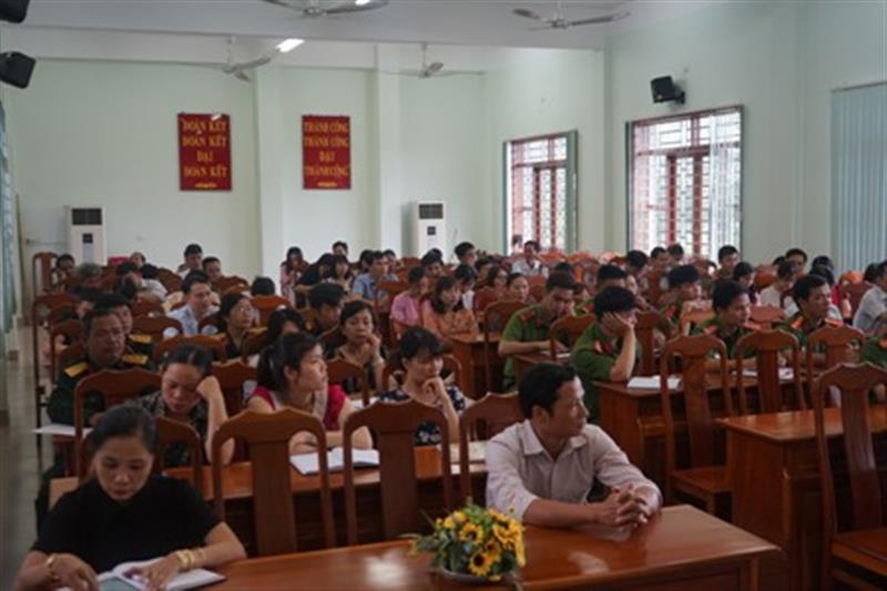 Cán bộ, đảng viên huyện Đạ Tẻh tham gia lớp học tập, quán triệt Nghị quyết số 35 của Bộ chinh trị và Nghị quyết của hội nghị lần thứ 10 BCH TW Khóa XII