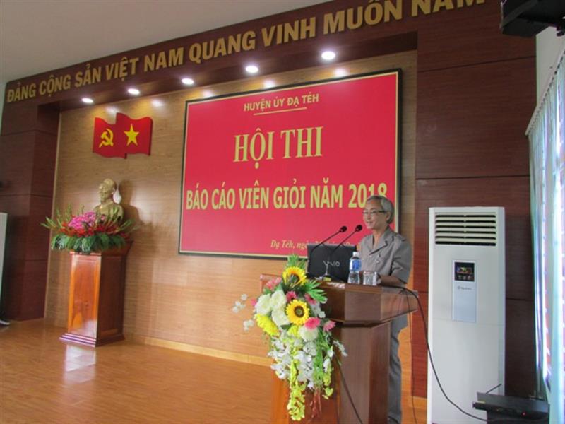 Đ.c Trương Thái Anh Quốc, Phó Bí thư Huyện ủy phát biểu khai mạc hội thi