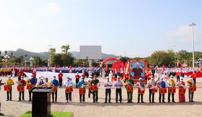 Tặng hoa và cờ lưu niệm cho các đoàn tham gia Đại hội