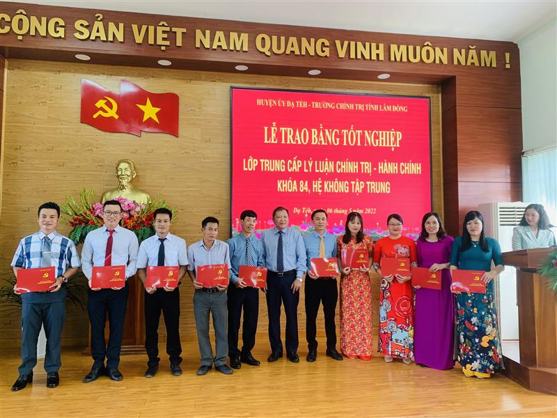 Đồng chí Nguyễn Vĩnh Phúc - Hiệu trưởng trường Chính trị tỉnh Lâm Đồng trao bằng tốt nghiệp cho các học viên. 