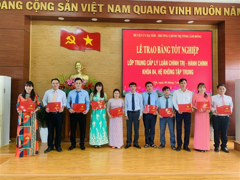 Đồng chí Nguyễn Mạnh Việt – Quyền Bí thư Huyện uỷ Đạ Tẻh trao bằng tốt nghiệp cho các học viên. 