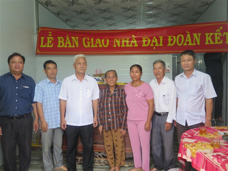 Ủy ban MTTQ Việt Nam huyện Đạ Tẻh bàn giao nhà Đại đoàn kết cho gia đình bà Dương Thị Vui thường trú tại thôn Thuận Lộc xã Đạ Lây