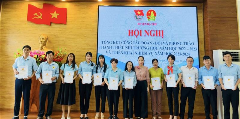 Đồng chí Phan Thị Thủy - HUV, Trưởng Phòng Giáo dục huyện tặng giấy khen cho tập thể và cá nhân có thành tích xuất sắc
