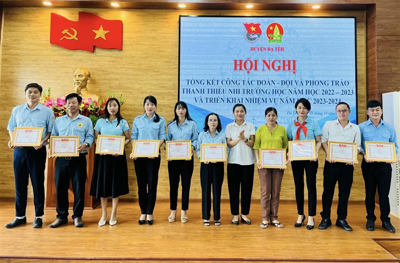 Đồng chí Lê Thị Thu Huyền - Bí thư Huyện Đoàn tặng giấy khen cho tập thể và cá nhân có thành tích xuất sắc
