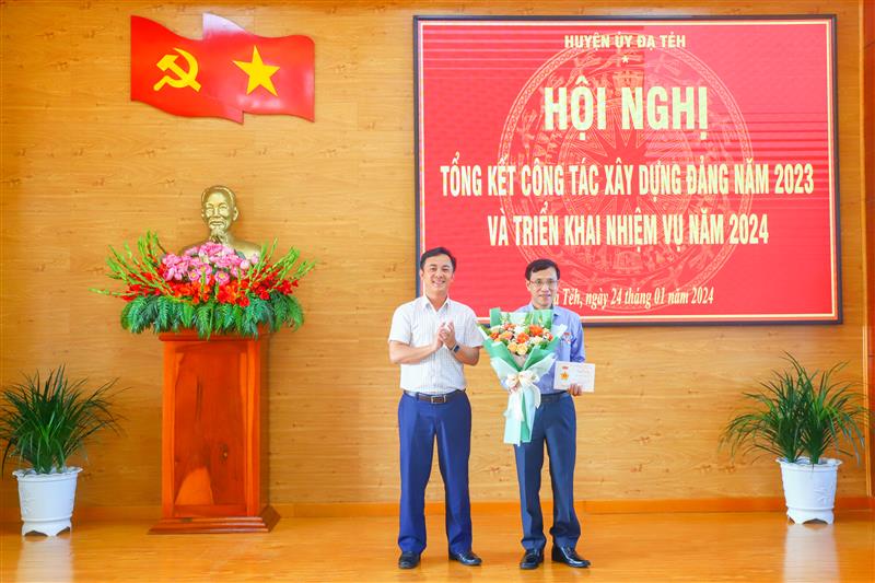 Trao kỷ niệm chương Vì sự nghiệp kiểm tra của đảng cho đồng chí Nguyễn mạnh Việt bí thư Huyện ủy, chủ tịch hội đồng nhân dân huyện