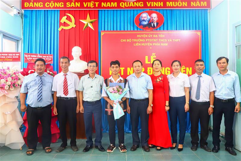 Chi bộ trường PTDTNT THCS và THPT Liên huyện phía Nam tỉnh Lâm Đồng tổ chức lễ kết nạp đảng viên