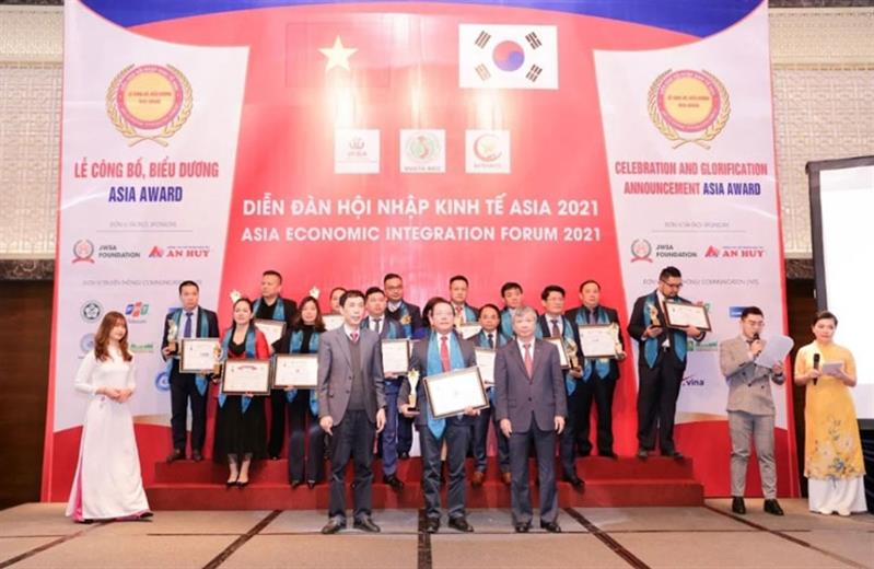 Trường Cao đẳng Y tế Lâm Đồng được vinh dự đón nhận giải thưởng và cúp vàng “Top 100 đơn vị giáo dục tiêu biểu châu Á 2020’’