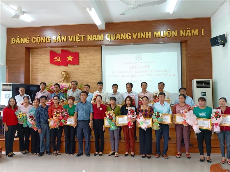 Các gia đình, cá nhân tiêu biểu trong phong trào hiến máu tình nguyện huyện Đạ Tẻh được tôn vinh tại hội nghị