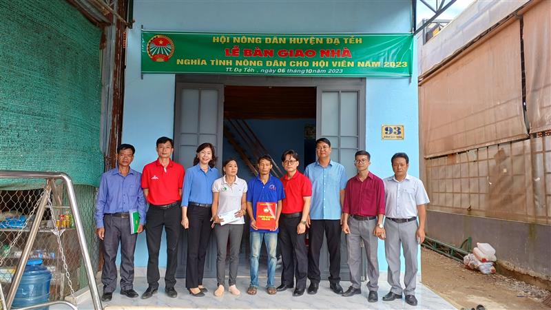 Lãnh đạo Hội Nông dân, NHNN&PTNT huyện bàn giao nhà Nghĩa tình nông dân cho chị Phạm Thị Hương