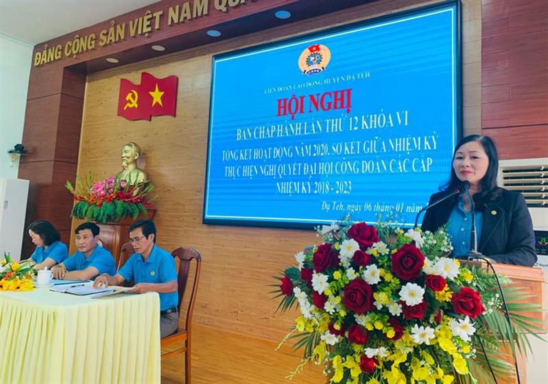 Bà Phạm Thị Lệ Dung - Phó Chủ tịch Liên đoàn Lao động tỉnh phát biểu tại hội nghị