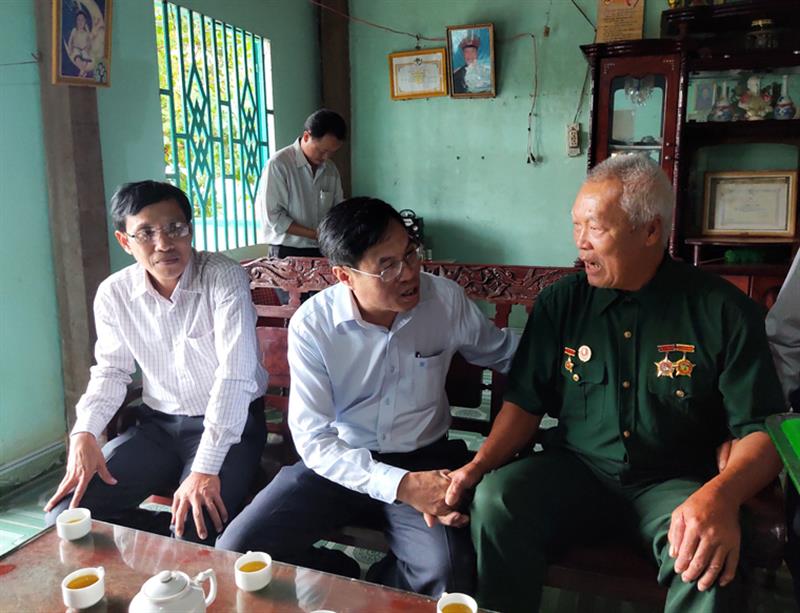 Ông Võ Ngọc Hiệp –Chủ tịch Ủy ban MTTQ Việt Nam tỉnh Lâm Đồng cùng đoàn đến thăm hỏi, động viên, chúc tết các gia đình chính sách, người có công với cách mạng