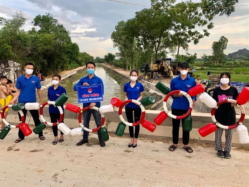 Đoàn viên thanh niên xã Quỳnh Hậu với công trình “Lốp xe cứu hộ” phòng chống đuối nước cho trẻ em.