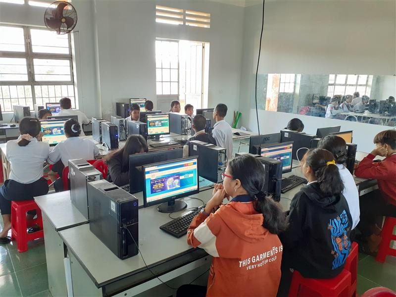 Các em học sinh tham gia thi thi khai mạc trực tuyến trên máy tính