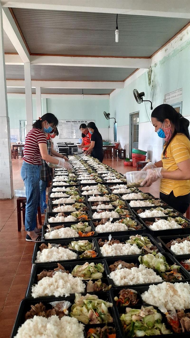 Cán bộ, công chức phụ nữ huyện tham gia nấu ăn tại các khu cách ly của huyện