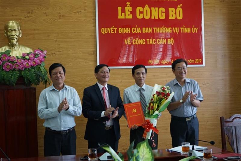 Đồng chí Trần Đức Quận, Phó bí thư tỉnh ủy trao quyết định của Ban thường vụ tỉnh ủy Lâm Đồng cho đồng chí Phó bí thư huyện ủy Đạ Tẻh Nguyễn Mạnh Việt