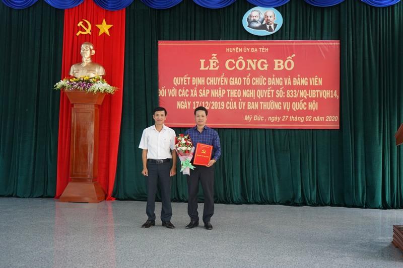 Đ/c Nguyễn Mạnh Việt - PBT Thường trực Huyện ủy trao các quyết định chuyển giao TCCSĐ sau khi sáp nhập cho Đảng bộ xã Mỹ Đức