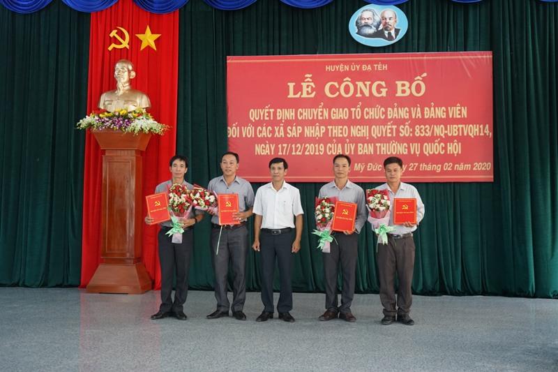 Đ/c Nguyễn Mạnh Việt trao các quyết định Chỉ định BTV và các chức danh chủ chốt của Đảng ủy xã Mỹ Đức